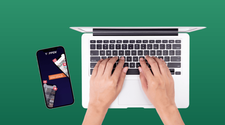 Persona frente al notebook escribiendo en un fondo verde