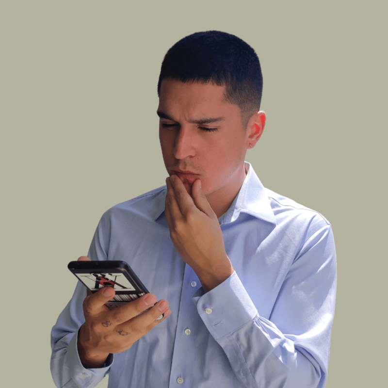 Abogado Erwin Moller mirando celular