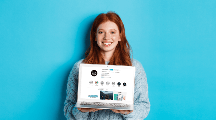 Mujer sujetando laptop con gráfica de YOPPEN