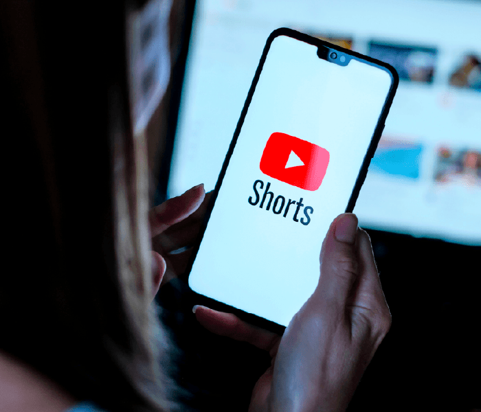 Usuario viendo YouTube Shorts