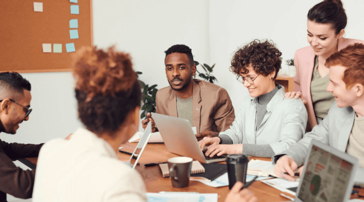 Personas diseñando una estrategia de marketing