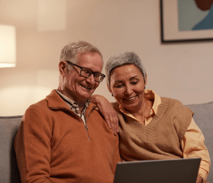 Personas adultas mayores navegando en Internet